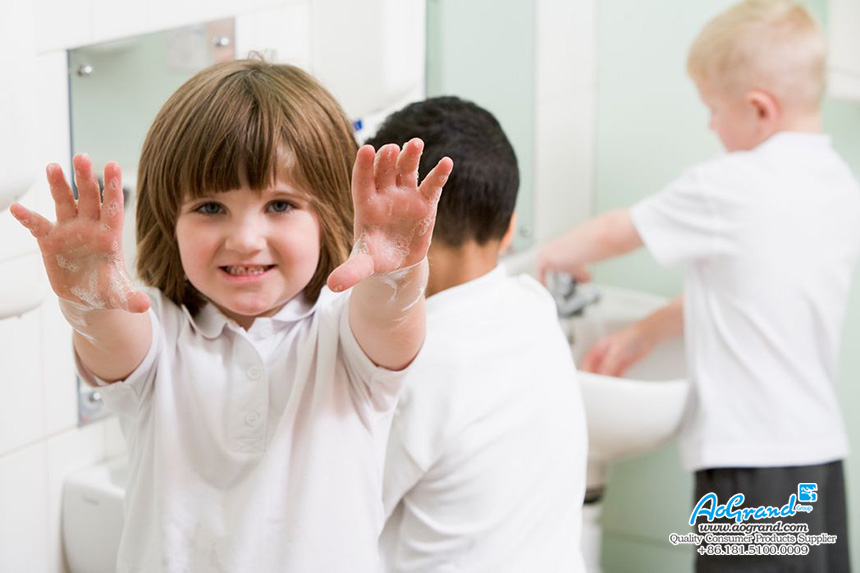 Choisissez un liquide de lavage des mains adapté à vos enfants