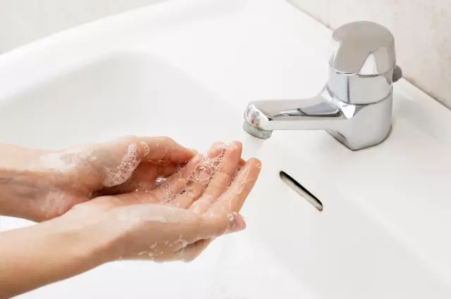 Pourquoi vous lavez-vous les mains avec du liquide de lavage des mains?